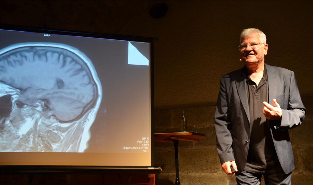 Beim Auftritt im Cellarium liefert der Kabarettist Werner Koczwara eine humorvolle Betrachtung des Gehirns. Foto: Bischoff-Krappel