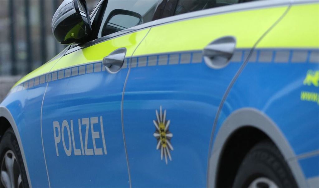 Beim Ausparken erlebte ein Fahrer am Mittwochmorgen in Pforzheim, wie die Beifahrertür seines Autos aufgerissen wurde und ein Dieb versuchte, seinen Rucksack zu klauen.