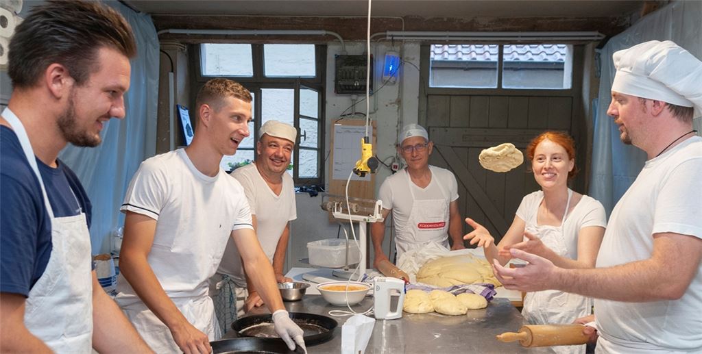 Beim Backstubenteam mit Aaron Bronner, Marian Ludwig, Bernhard Metzger, Jürgen Link, Lisa Pfäffl und Ronald Richter (v.li.) läuft es rund. Foto: Fotomoment