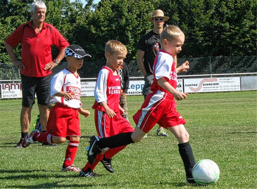 Beim Bambini-Spielfest jagen die jüngsten Fußballer, hier von TSV Maulbronn und SG Ölbronn-Dürrn, eifrig dem runden Leder nach.