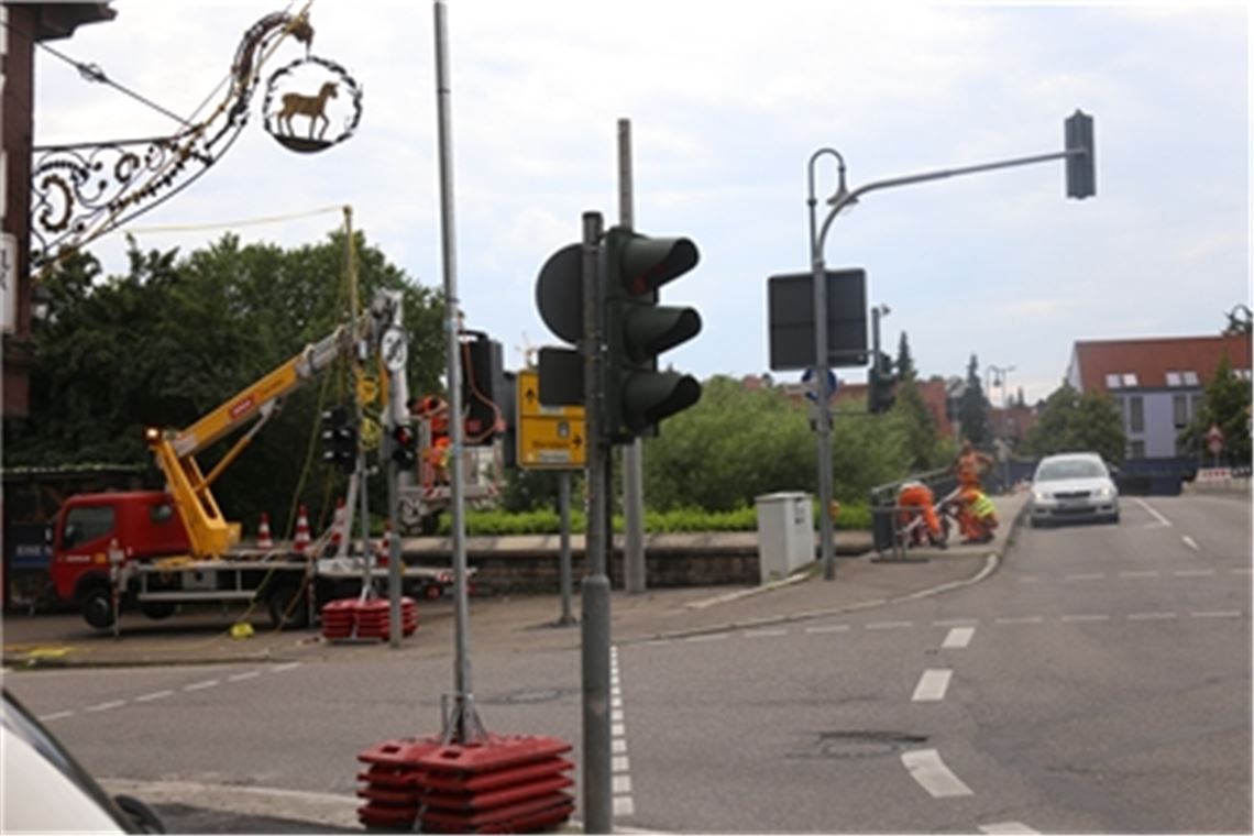 Beim Bau der Enzbrücke in Dürrmenz beginnt an diesem Mittwoch eine neue Phase mit Baustellenampel.Willimek
