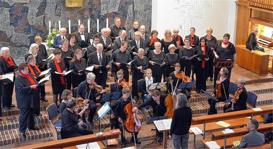 Beim Benefizkonzert zugunsten der Enzberger Orgelsanierung überzeugen der Projektchor unter der Leitung von Hannelore Briehl, ein Projektorchester sowie verschiedene Organisten und Solisten in der örtlichen Georgskirche mit ihrem vielfältigen musikalischen Programm.