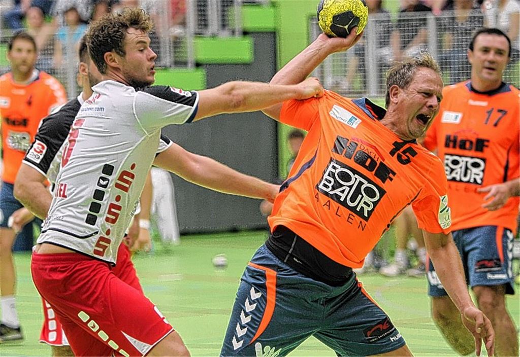 Beim Benefizspiel geht’s ordentlich zur Sache. Um Marc Nagel (am Ball) von den DHB All-Stars zu stoppen, muss sich TGS-Handballer Florian Taafel mächtig strecken. Foto: Rubner