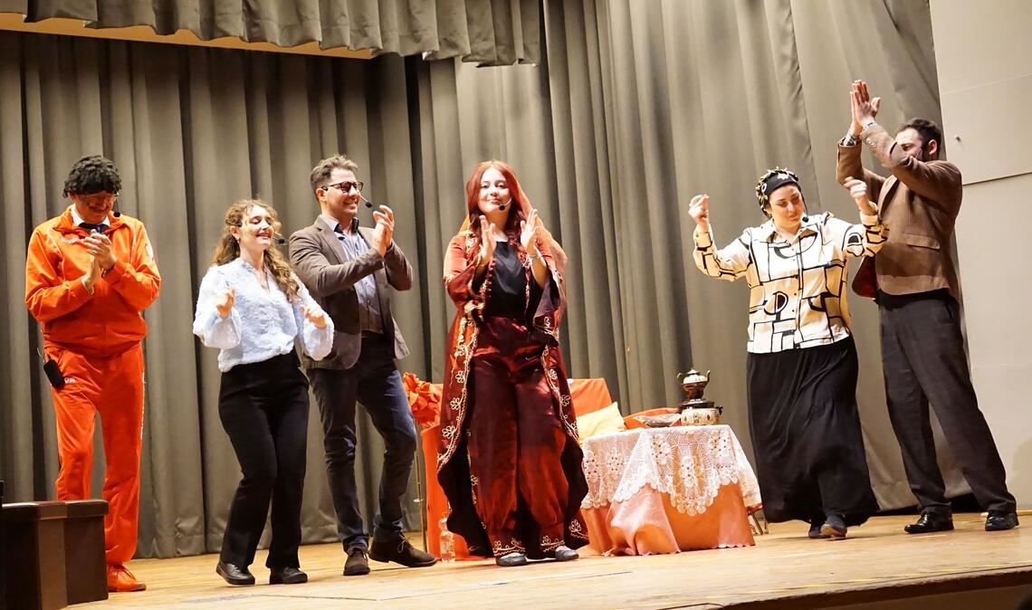 Beim Benefiztheater für die Erdbebenopfer in der Türkei im Mühlacker Uhlandbau viel gelacht. Die Mischung aus Unterhaltung und Information kommt beim Publikum gut an. Fotos: Bastian