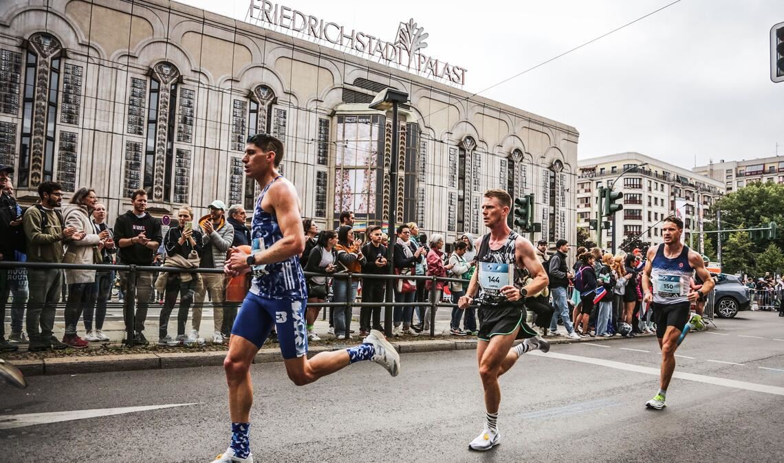 Beim Berlin-Marathon 2023 hat Gabriel Lautenschlager (Mitte) keinen Blick für den Friedrichstadtpalast. Fotos: privat/Stahlfeld