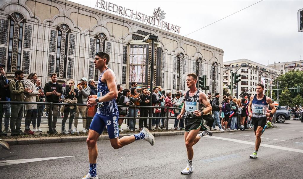 Beim Berlin-Marathon 2023 hat Gabriel Lautenschlager (Mitte) keinen Blick für den Friedrichstadtpalast. Fotos: privat/Stahlfeld