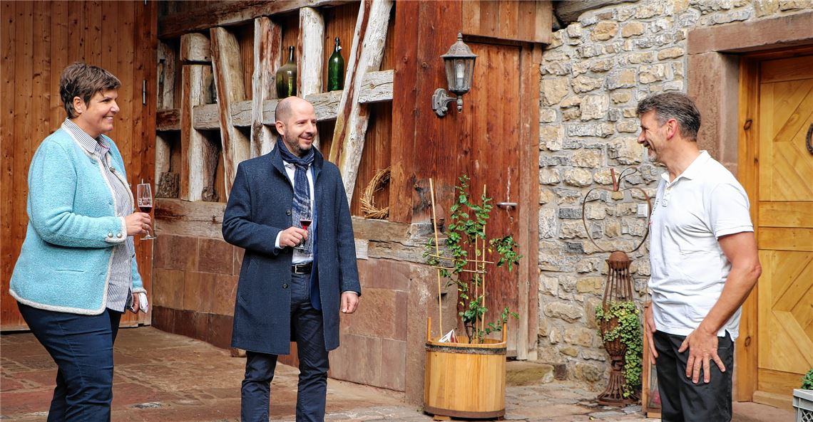 Beim Besuch auf dem Mayerhof werden die hofeigenen Produkte verkostet. Von links): Regierungspräsidentin Sylvia M. Felder, Landwirtschaftsdezernent Dr. Daniel Sailer und Achim Mayer.Foto: Willimek