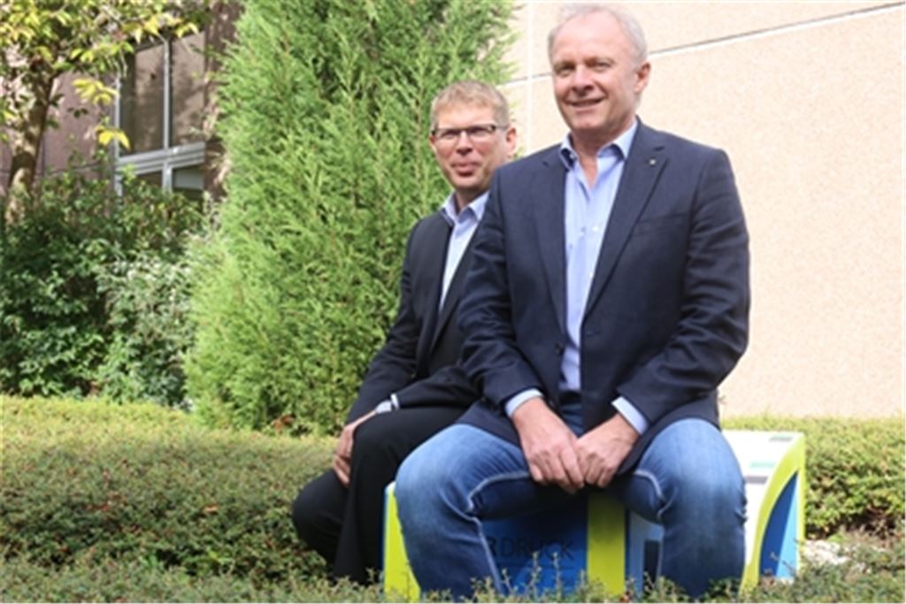 Beim Besuch im Verlagshaus freuen sich Gert Meier (vorne) und Tobias Oberauer über die gelungene Spendenaktion des Rotary Club Mühlacker-Enzkreis zugunsten der Flutopfer. Foto: Deeg
