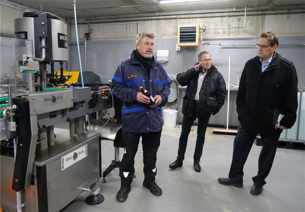 Beim Besuch von Adler-Bräu in Wiernsheim schildert Bierbrauer Robert Volk den beiden FDP-Abgeordneten Rainer Semet und Professor Dr. Erik Schweickert (v.li.) die Situation von kleinen und mittleren Unternehmen am Beispiel seiner Firma. Foto: Friedrich