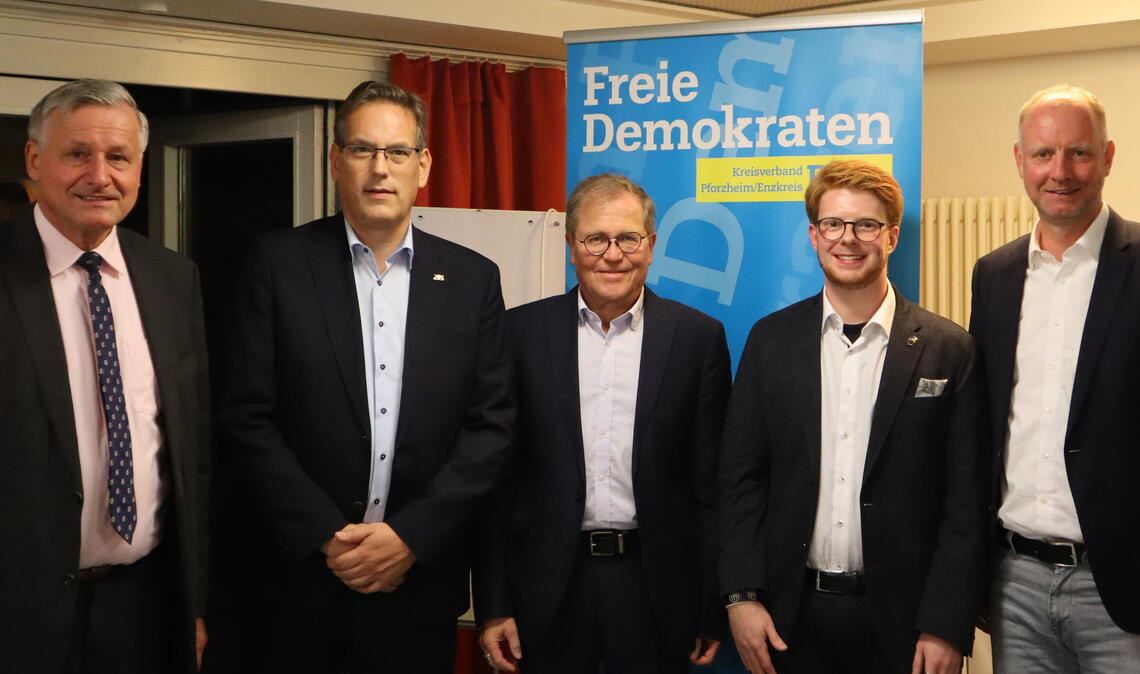 FDP setzt für die Bundestagswahl auf Rainer Semet Beim Bezirksparteitag in Freudenstadt (von links): Dr. Hans-Ulrich Rülke, Professor Dr. Erik Schweickert, Bundestagskandidat Rainer Semet, der unterlegene Bewerber Jan Felix Stöffler und der Freudenstädter Landtagsabgeordnete Dr. Timm Kern. Foto: privat