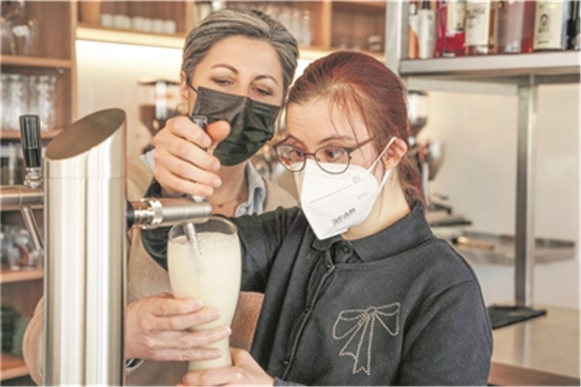 Inklusion bei Kaffee und Kuchen Beim Bierzapfen unter Anleitung von Asiye Fischer oder beim Servieren eines Himbeerkuchens: Die 24-jährige Marie-Jo ist im „EssEnz Inklusiv“ hoch motiviert im Einsatz. Fotos: Recken