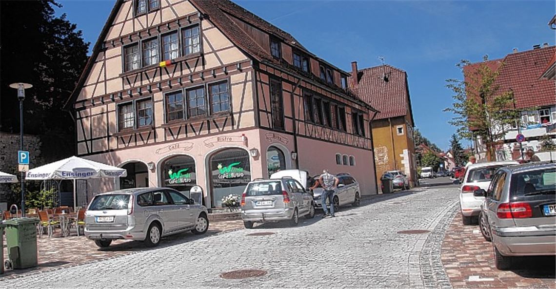 Beim Bischof-Wurmplatz stellen Autofahrer ihre Gefährte nicht nur auf den offiziellen Stellplätzen ab, sondern parken oft auch „wild“. Fotos: Sadler
