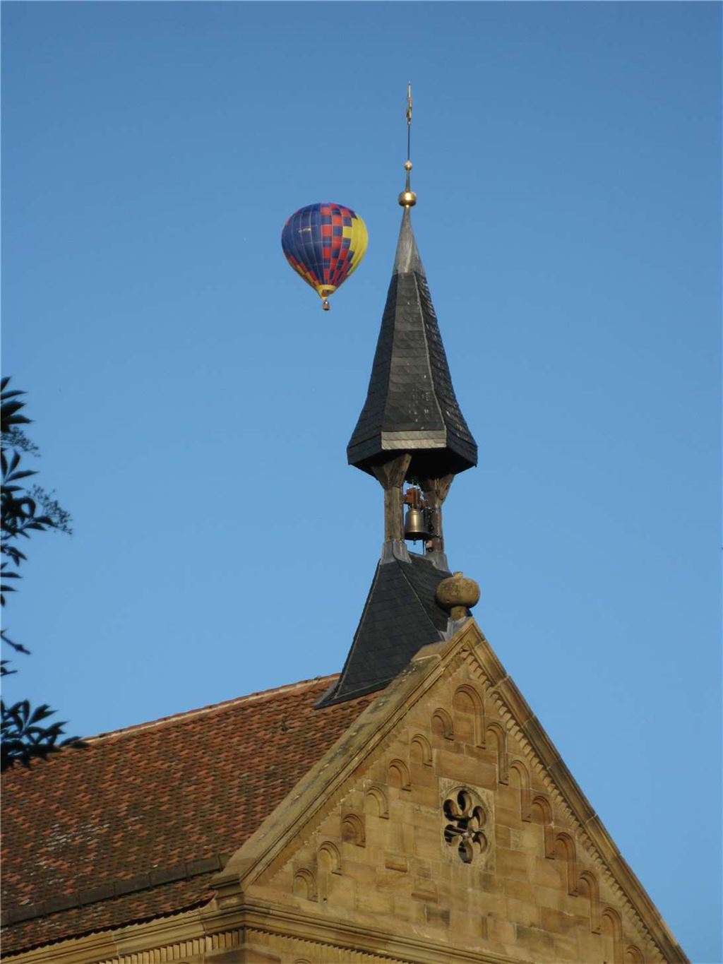 911_0008_57887_Fruehling_Gaupp_Illingen_Ballon_trifft_Kl