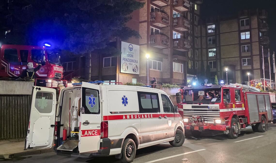 Beim Brand in einem Altenheim in der bosnischen Stadt Tuzla kamen mindestens elf Menschen ums Leben.