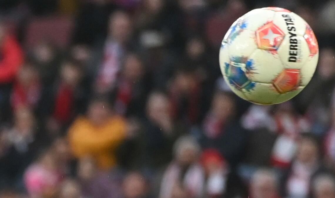 Beim Bundesligaspiel zwischen Köln und Hoffenheim war ein Fan gestürzt. In einem Krankenhaus erlag er seinen Verletzungen.