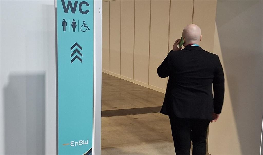 Beim CDU-Parteitag: EnBW-Logo auf WC-Wegweiser. (Archivbild)