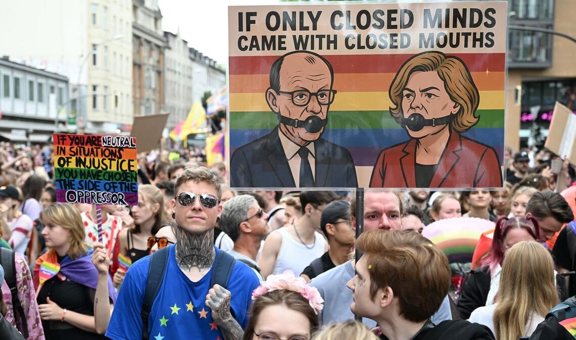Beim Christopher Street Day in Berlin trugen einige Teilnehmer satirische Plakate. (Archivbild)