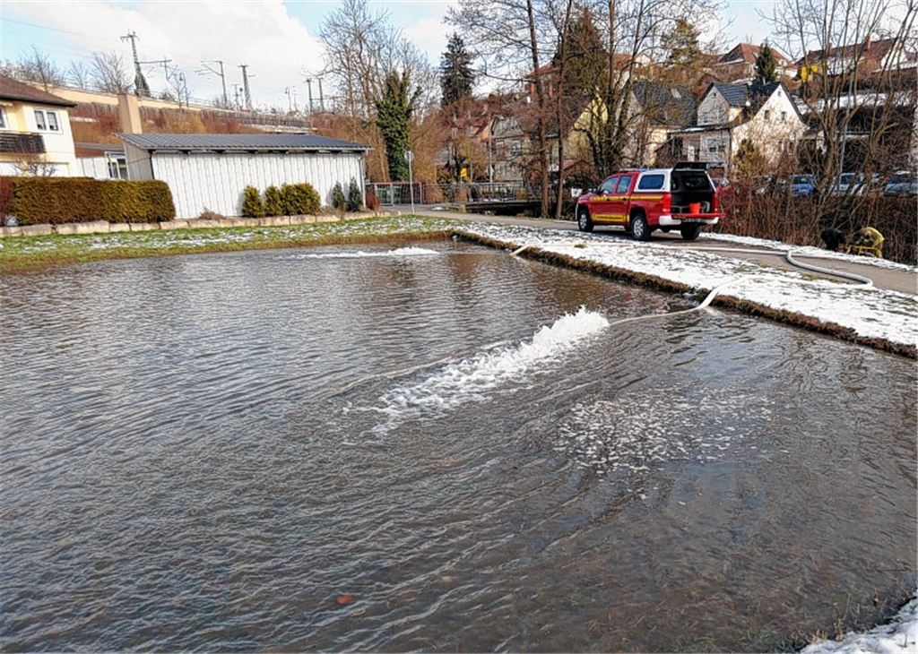 Beim DRK-Seniorenzentrum soll bald Eislaufen möglich sein. Dafür dreht die Feuerwehr schon einmal den Wasserhahn auf.