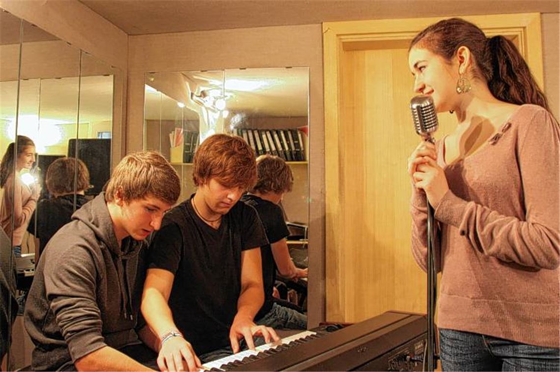 Beim Dankeschönkonzert in der Iptinger Kreuzbachhalle präsentieren die HansMs Michael Knapp (li.), Hannes Mondon und Marie Mangas ihren ersten eigenen Song.