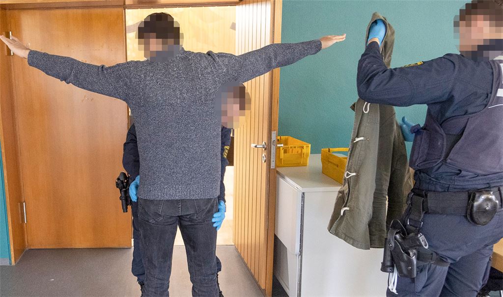 Beim Drogenprozess in Pforzheim greifen strenge Sicherheitsmaßnahmen. Foto: Waidelich