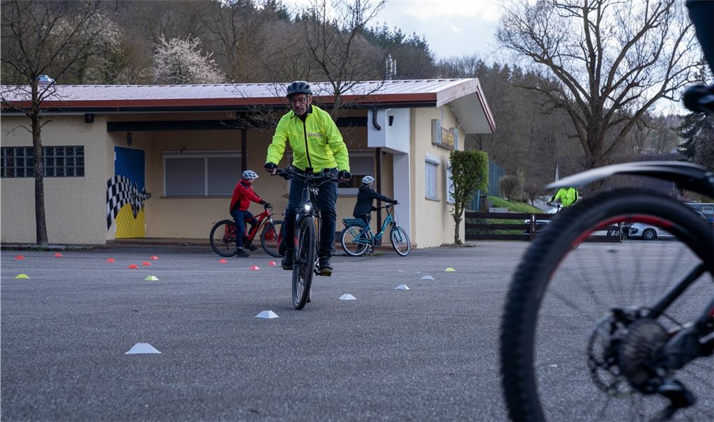 Beim E-Bike-Training stellen sich die Teilnehmer den Herausforderungen. Trainer Wolfgang Walz macht vor, wie es geht. Foto: Recken