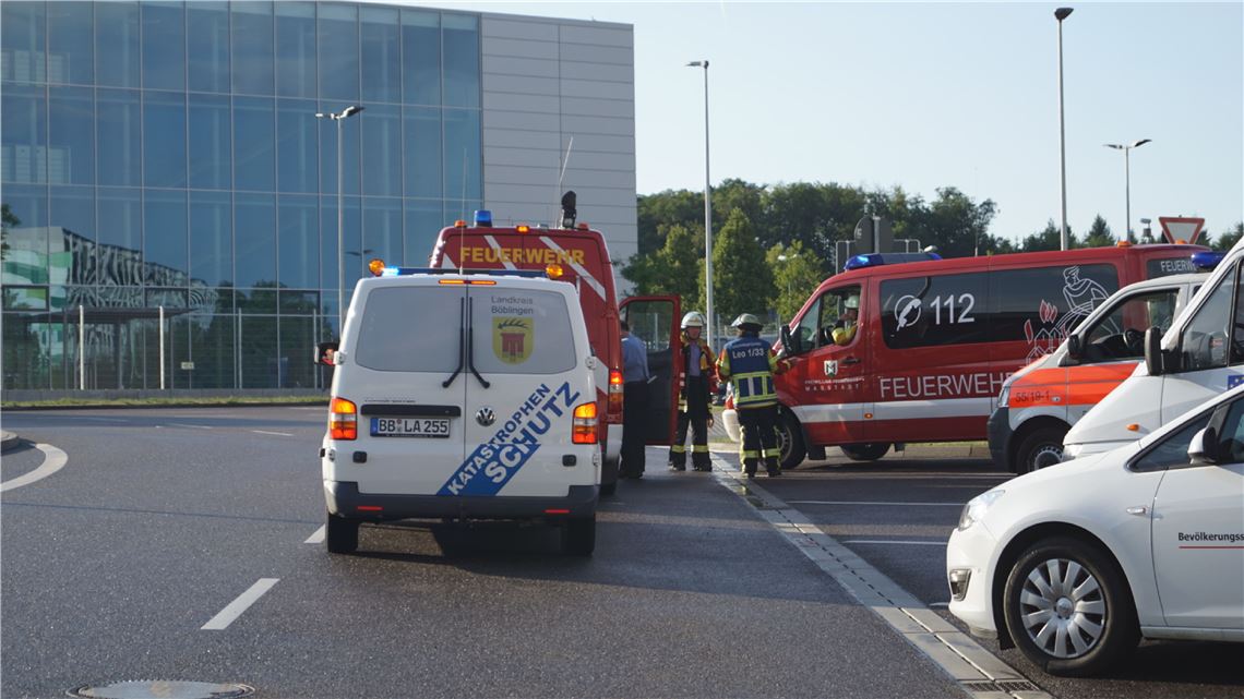Weissach : Gefahrgutunfall bei Porsche loesst Feuerwehr Einsatz aus