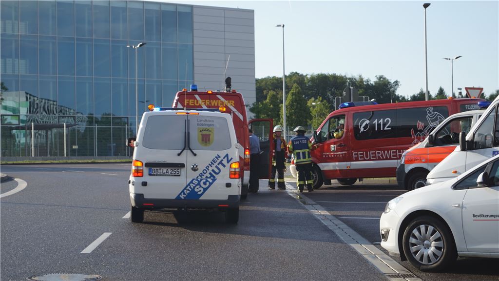 Weissach : Gefahrgutunfall bei Porsche loesst Feuerwehr Einsatz aus