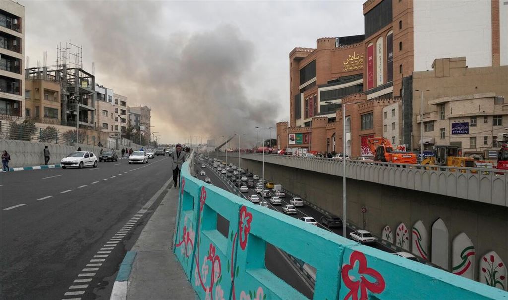 Beim Eintreffen der Einsatzkräfte stand die Halle fast vollständig in Flammen, dichter Rauch stieg in den Himmel.
