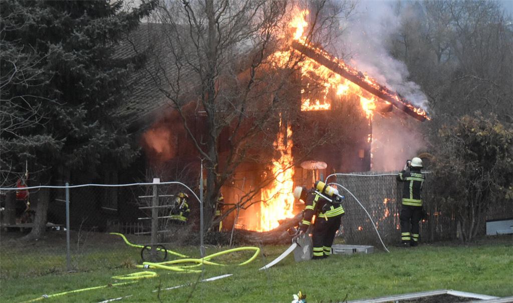 Beim Eintreffen der Feuerwehr stehen das Dach und die Fassade des Gebäudes lichterloh in Flammen. Foto: Myroshnichenko