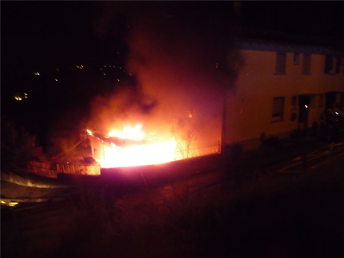 Brand eines Fahrzeugs greift auf Carport und Wohnhaus über Beim Eintreffen der Feuerwehr steht der Carport voll in Flammen. Foto: privat