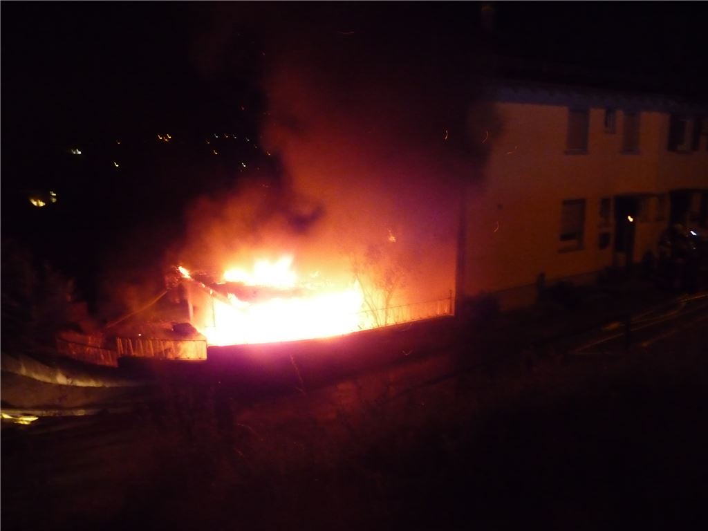 Beim Eintreffen der Feuerwehr steht der Carport voll in Flammen.   Foto: privat