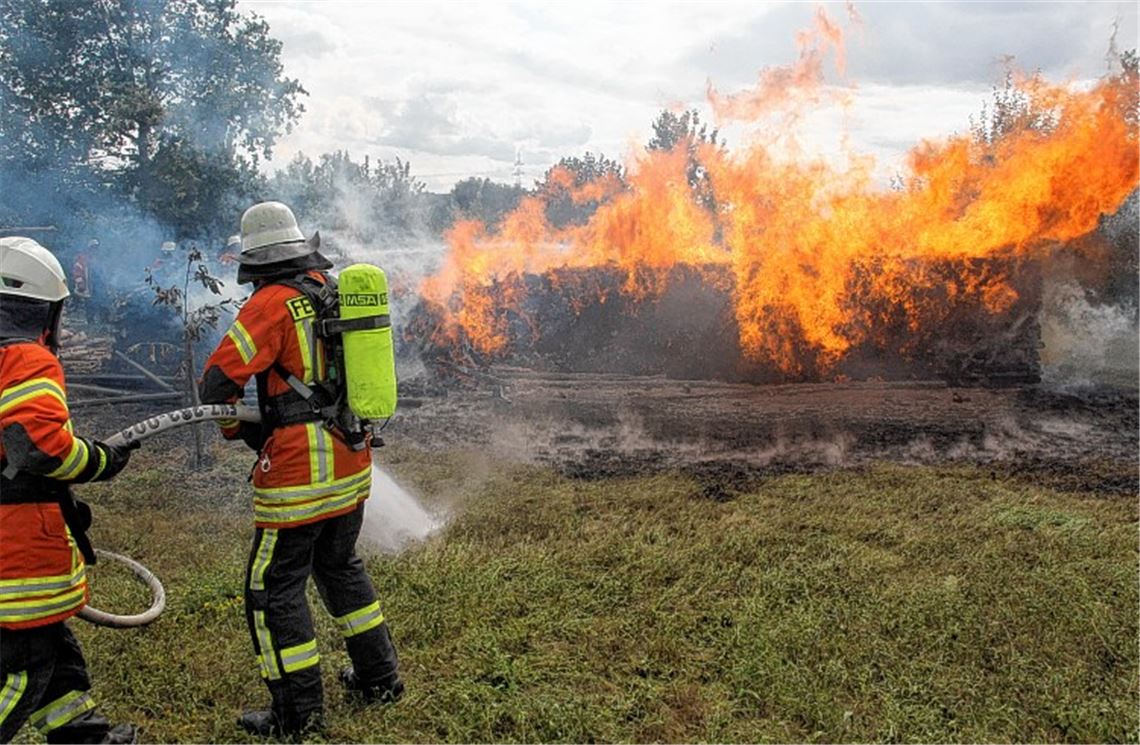 Beim Eintreffen der Feuerwehr steht der Holzstapel bereits in Flammen.