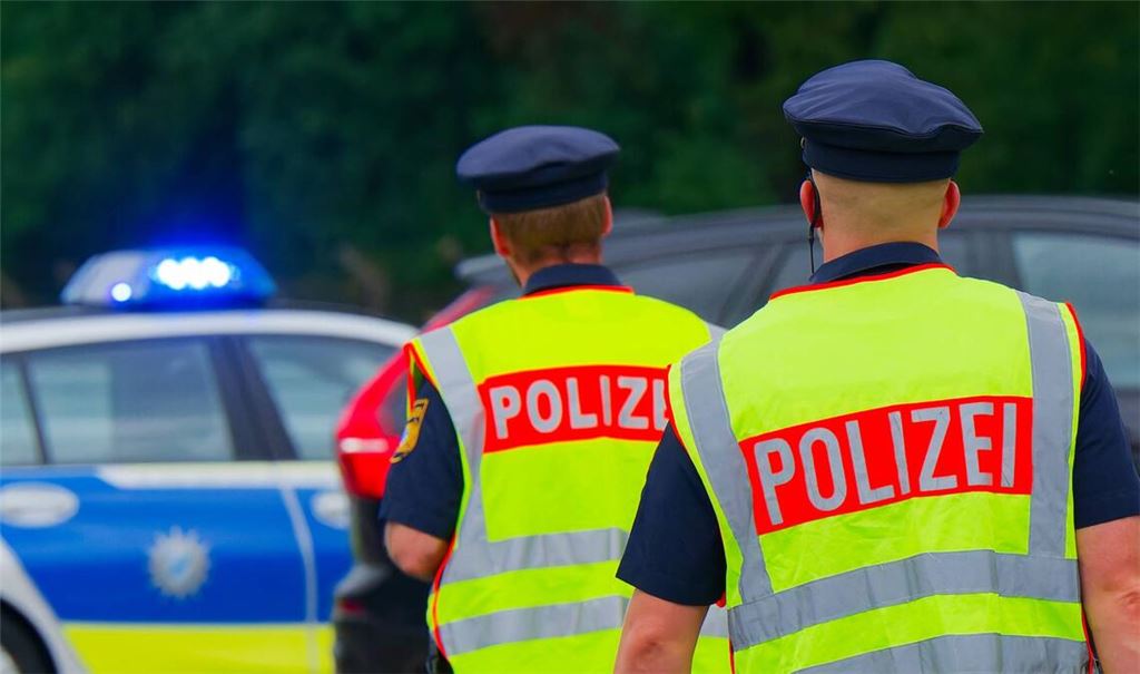 Beim Eintreffen von Polizisten habe der Mann ein Messer gezogen und die Beamten bedroht. (Symbolbild)