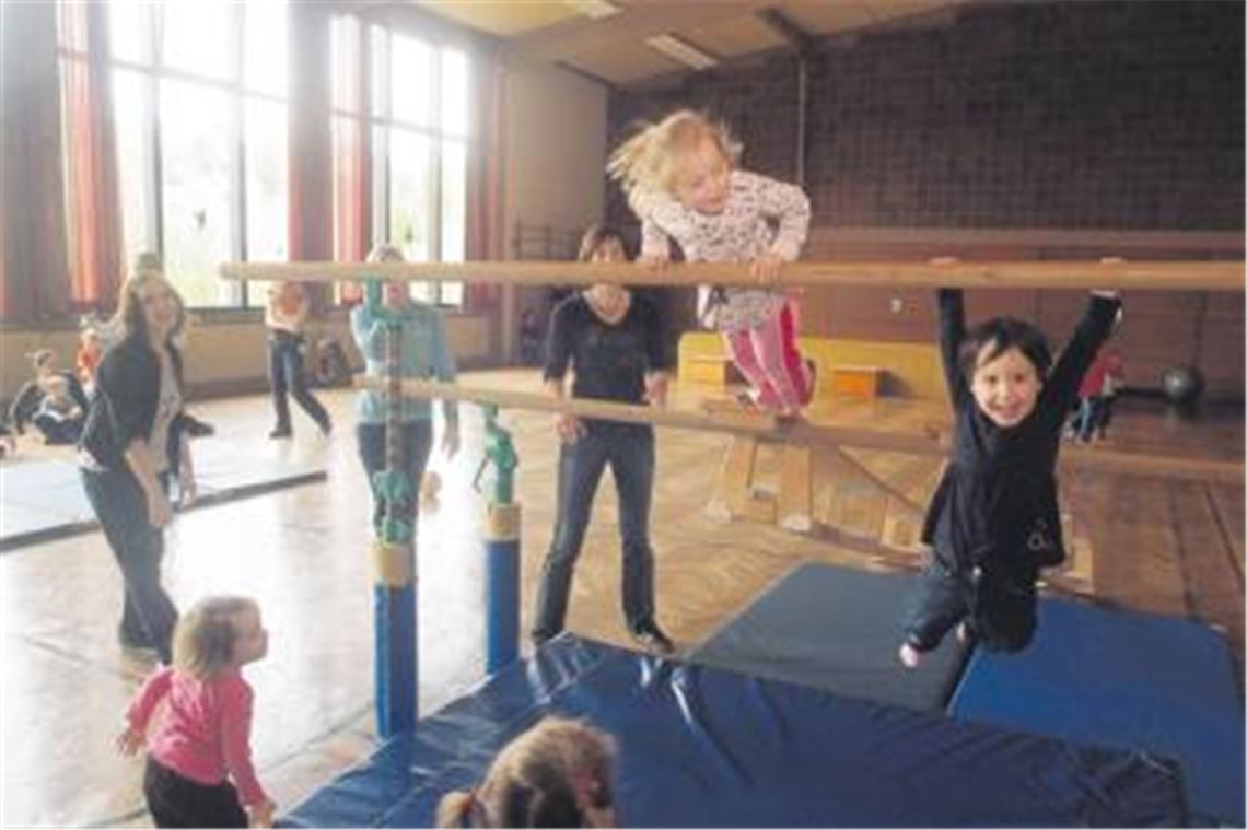 Beim Eltern-Kind-Turnen in der Lomersheimer Turn- und Festhalle betätigen sich Erwachsene und Kinder im Alter von eineinhalb bis vier Jahren sportlich. Das betagte Gebäude wird den Anforderungen nicht mehr gerecht. Das Problem: Die finanziell klamme Stadt Mühlacker hat derzeit weder für eine Sanierung der Halle Geld noch für einen Neubau.
Foto: Fotomoment

