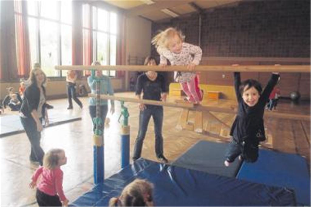 Beim Eltern-Kind-Turnen in der Lomersheimer Turn- und Festhalle betätigen sich Erwachsene und Kinder im Alter von eineinhalb bis vier Jahren sportlich. Das betagte Gebäude wird den Anforderungen nicht mehr gerecht. Das Problem: Die finanziell klamme Stadt Mühlacker hat derzeit weder für eine Sanierung der Halle Geld noch für einen Neubau.
Foto: Fotomoment
