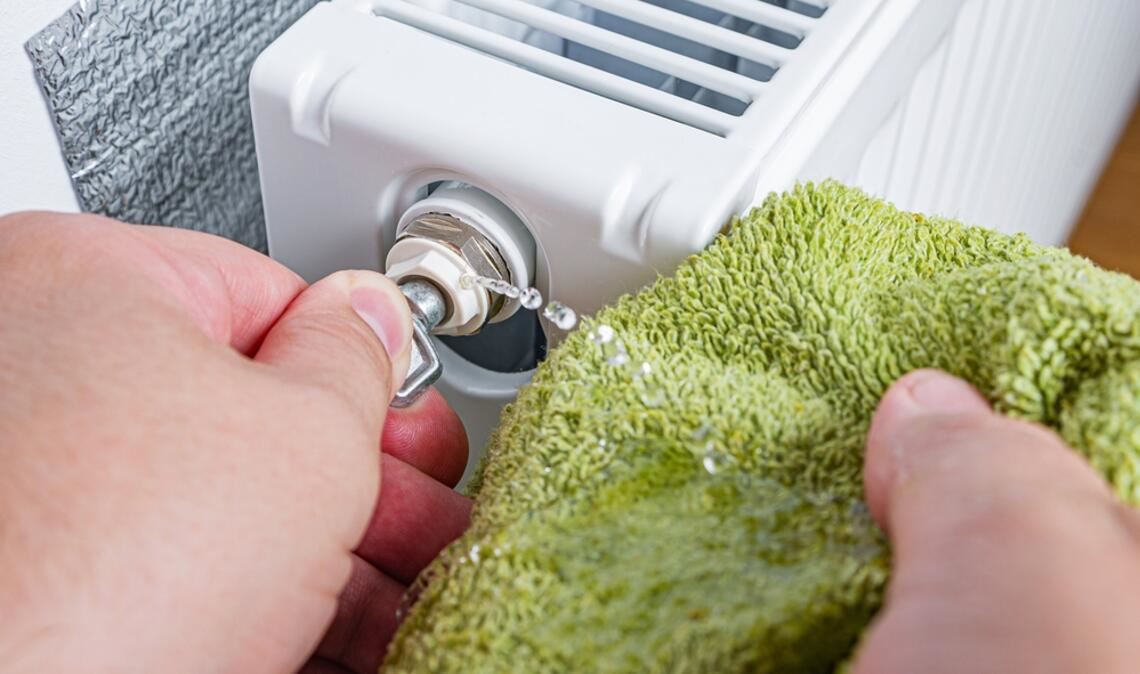 Beim Entlüften der Heizung darf nicht zu viel Wasser abgelassen werden.