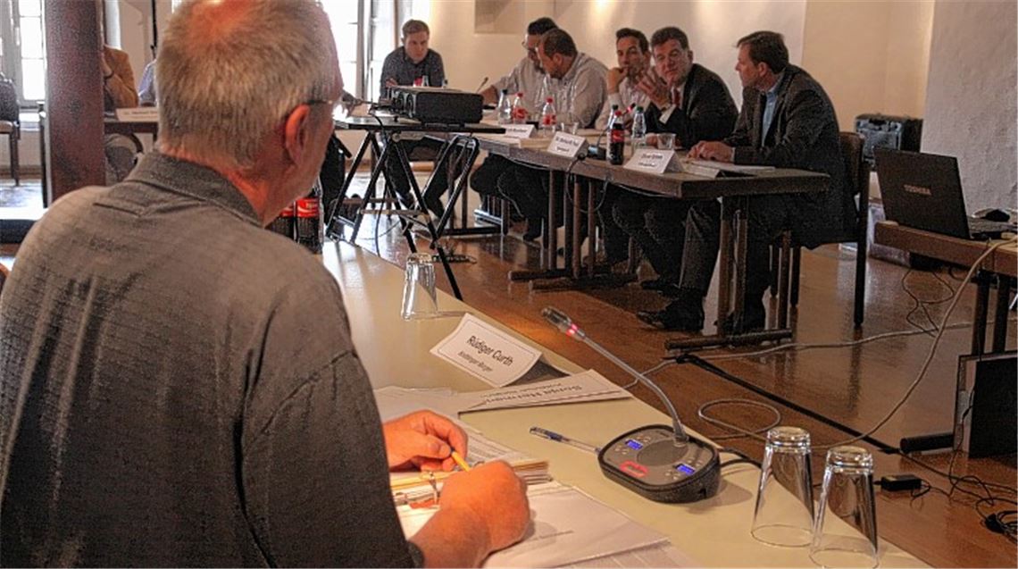 Beim Erörterungstermin im Steinhaus kann sich Anwohner Rüdiger Curth (li.) mit den Sita-Verantwortlichen und deren Ratgebern austauschen.
