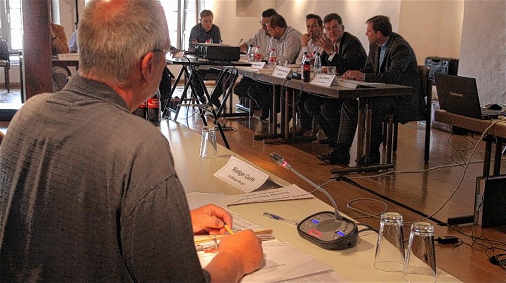 Beim Erörterungstermin im Steinhaus kann sich Anwohner Rüdiger Curth (li.) mit den Sita-Verantwortlichen und deren Ratgebern austauschen.