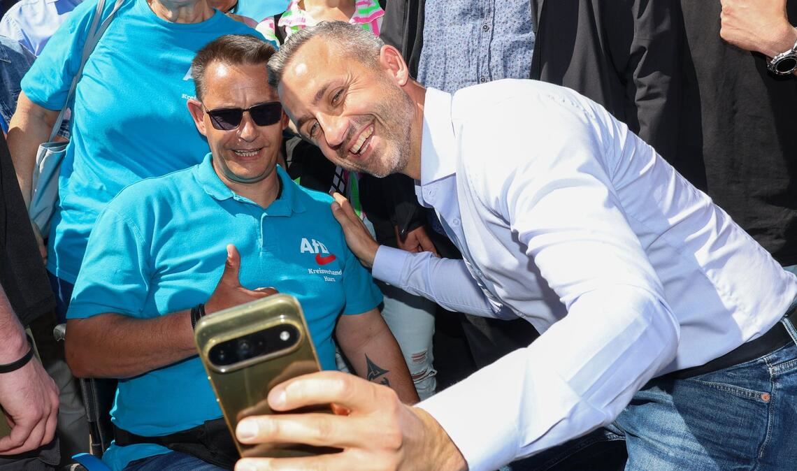 Beim Familienfest wird AfD-Spitzenkandidat Ulrich Siegmund empfangen wie ein Popstar und erfüllt stundenlang Autogramm- und Selfiewünsche.