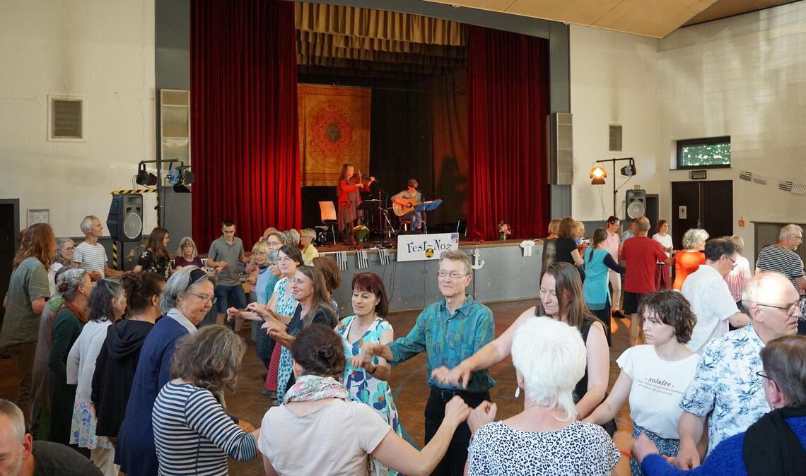 Beim Fest-Noz ist Mitmachen angesagt. Die zahlreichen Besucherinnen und Besucher erproben unterschiedliche Tänze. Foto: Bastian