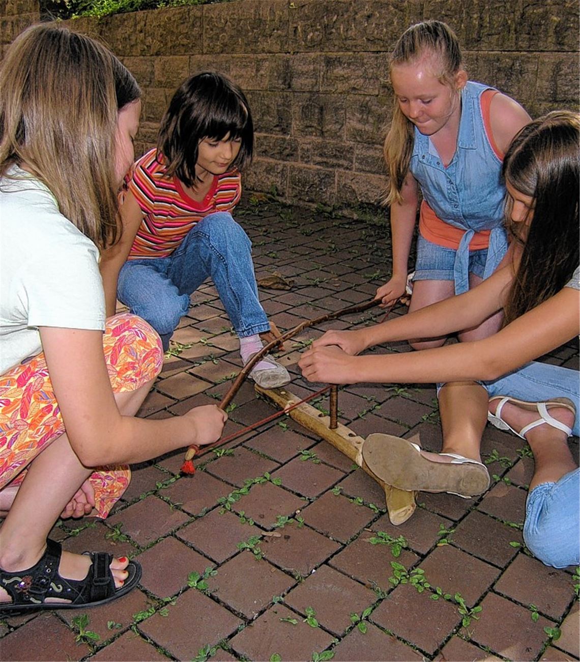 Beim Feuermachen (v.l.): Julia Reimer, Anja Pfeifer, Lea Jäger und Laura Pfeifer.