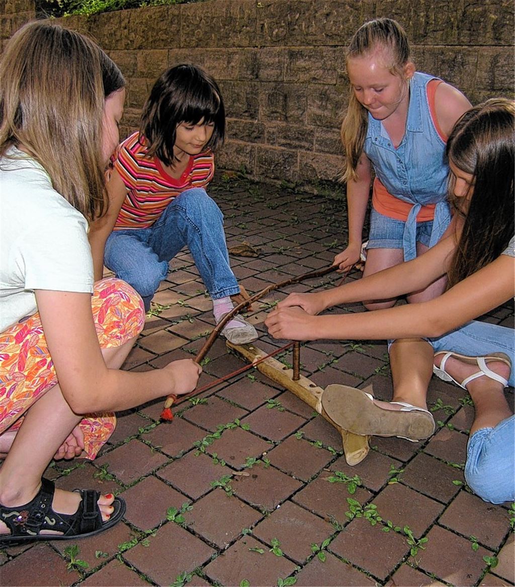 Beim Feuermachen (v.l.): Julia Reimer, Anja Pfeifer, Lea Jäger und Laura Pfeifer.