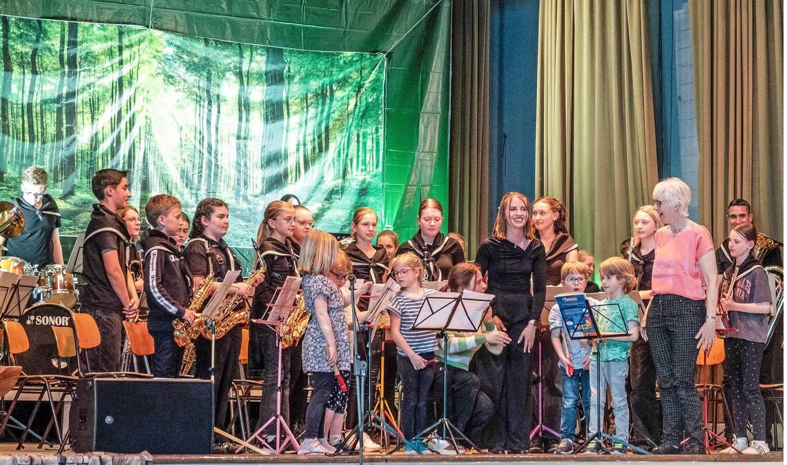 Beim Finale mit allen Beteiligten geht es auf der Bühne eng zu. Foto: Volz