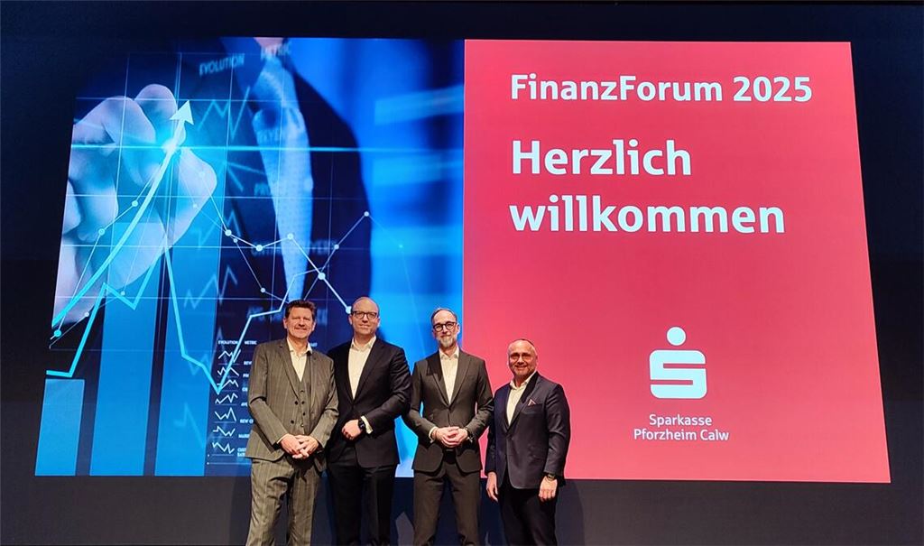 Beim „Finanz-Forum“ der Sparkasse: Moderator Andreas Franik, die Experten Christoph Witzke und Michael Hünseler und Gastgeber Stefan Saile (v. li.). Foto: Donn von Yrsch