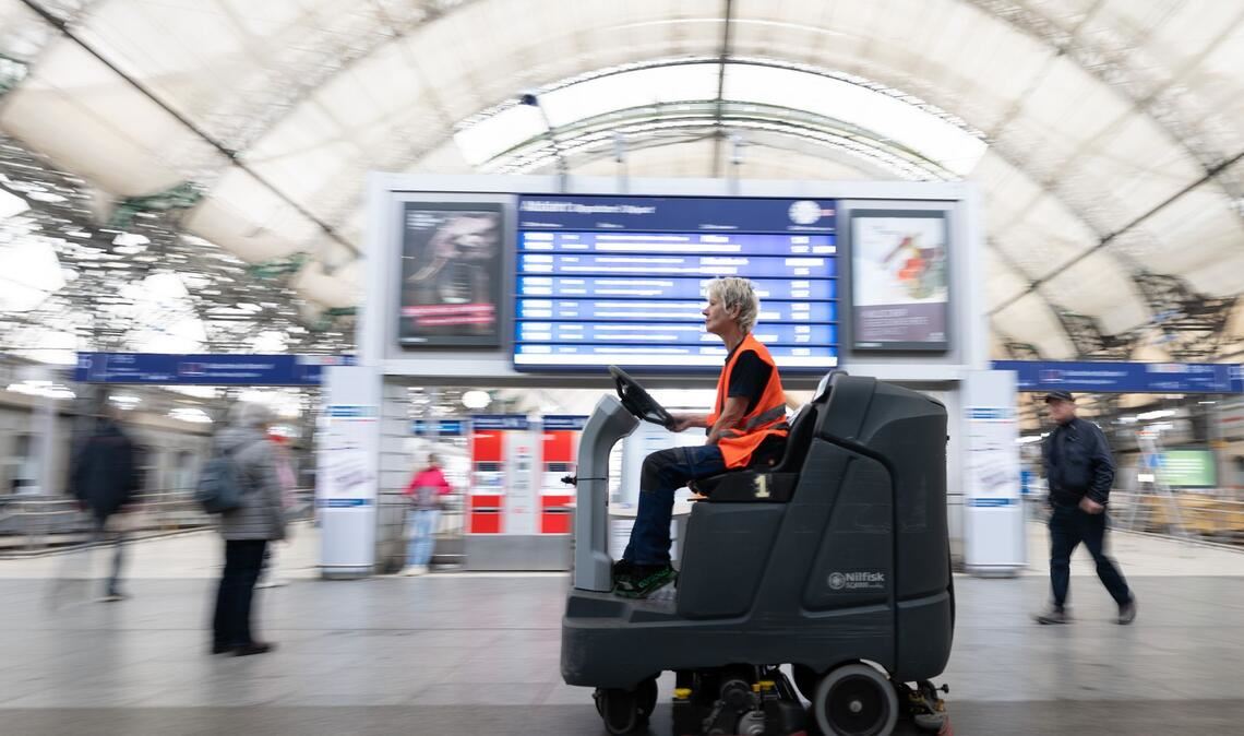 Beim Frühjahrsputz der Bahn sollen dieses Jahr doppelt so viele Stationen gereinigt werden wie sonst. (Archivbild)