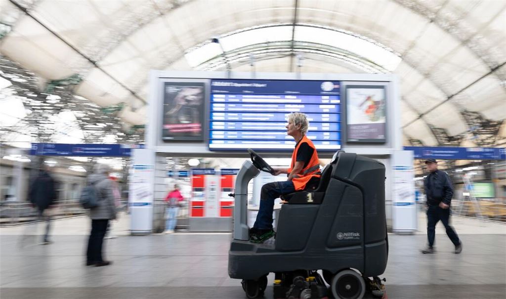 Beim Frühjahrsputz der Bahn sollen dieses Jahr doppelt so viele Stationen gereinigt werden wie sonst. (Archivbild)