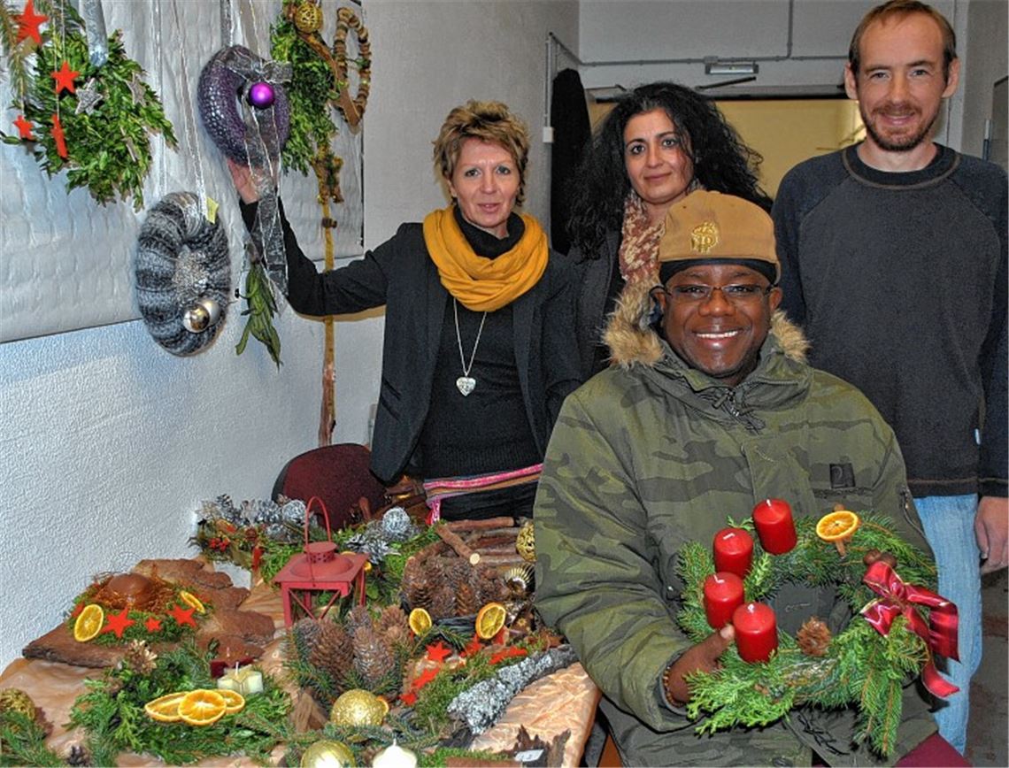 Beim GSI-Weihnachtsbasar wird weihnachtlicher Schmuck verkauft.