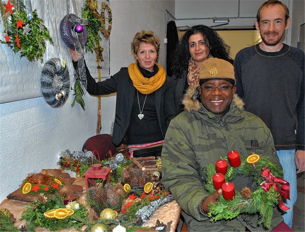 Beim GSI-Weihnachtsbasar wird weihnachtlicher Schmuck verkauft.