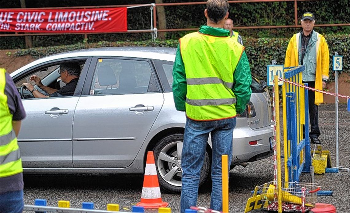 Beim Geschicklichkeitsturnier ist Fahrzeug-Beherrschung gefragt. Paul Kessler steuert seinen Wagen zentimetergenau durch den Parcours. Foto: Stahlfeld