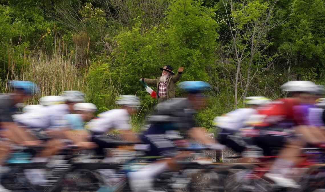 Beim Giro d’Italia fährt das Fahrerfeld an einem Fan vorbei.
